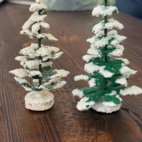 Christmas Village Figurines & Accessories - Picture 2 of 10